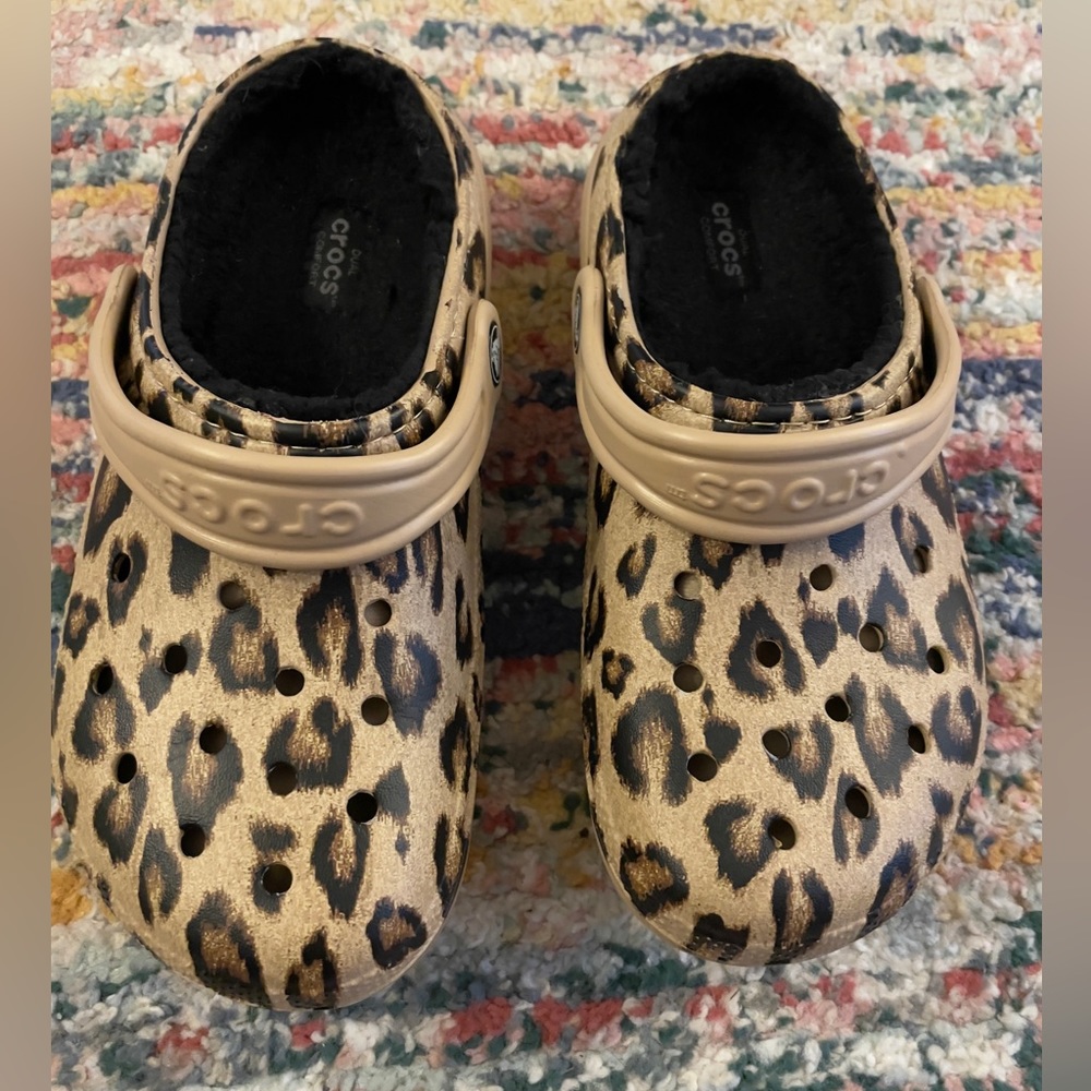 Girls Classic Lined Crocs Size 2